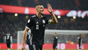 Merih Demiral feiert EM-Tor für die Türkei gegen Österreich mit Wolfsgruß im Achtelfinale