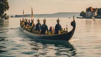 Wallfahrer rudern bei der Mooser Wasserprozession in geschmückten Booten über den Bodensee